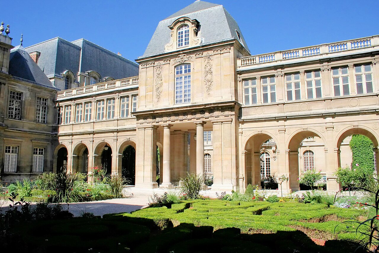 La cour de l'hôtel Carnavalet et la statue de Louis XIV, musée Carnavalet, Paris