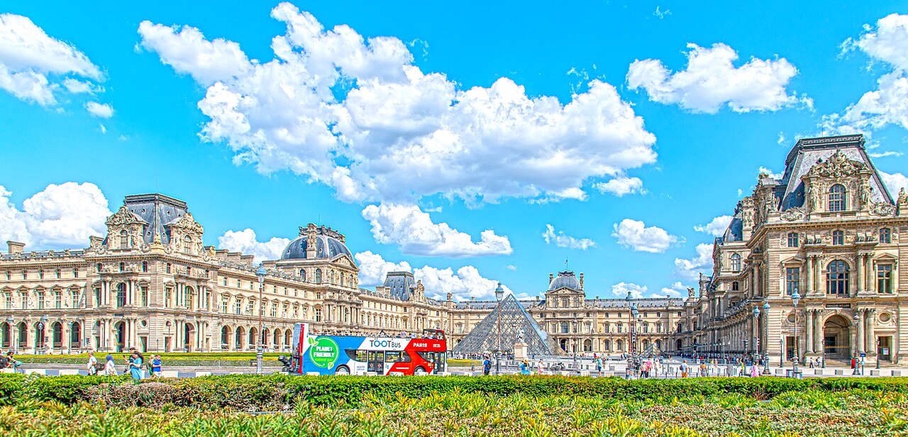 Le palais du Louvre et la cour Napoléon, Paris